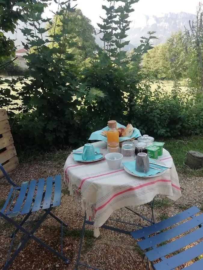 Couette-café Chambre double le pêcher saillans Saillans  France